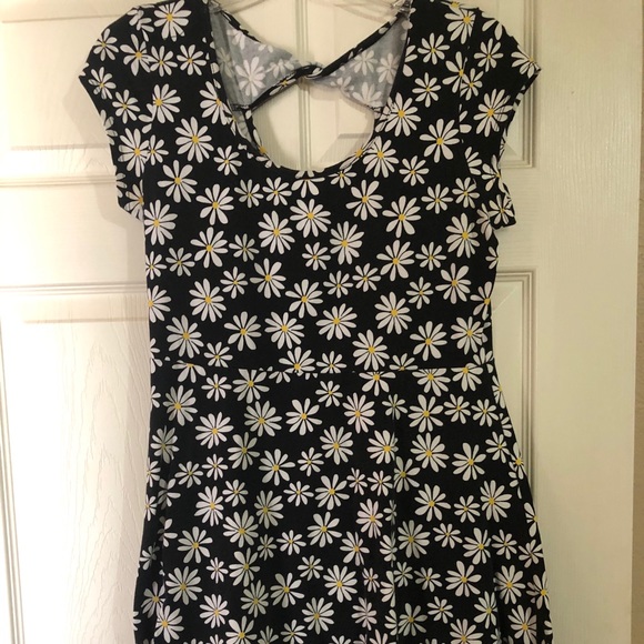 Joe B Dresses & Skirts - {Host Pick} 🎉🤩🥳 🌼Women’s Joe B Daisy Dress 🌼